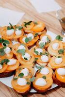 Bruschetta con Tomates y queso. italiano plato, Cocinando a un culinario Maestro clase. Cocinando a hogar, hogar alimento. foto