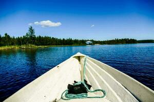 un canoa en el lago con un cuerda atado a eso foto