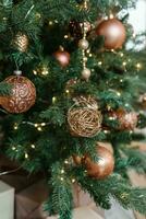 bronce pelotas en el Navidad árbol de cerca. Navidad árbol diseño decoraciones el concepto de celebrando nuevo año y Navidad. foto