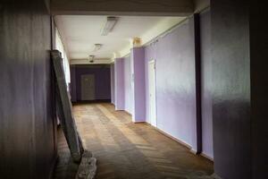 vacío colegio pasillo. ucranio colegio durante coronavirus cuarentena. edificio materiales en pasillo. renovación de colegio instalaciones. foto