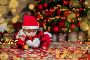 pequeño seis mes antiguo bebé vestido como Papa Noel noel antecedentes para Navidad tarjeta. el niño mira abajo a el sitio para inscripción. foto