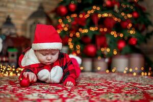 pequeño seis mes antiguo bebé vestido como Papa Noel noel antecedentes para Navidad tarjeta. el niño mira abajo a el sitio para inscripción. foto