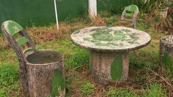 wooden log of table and chair photo