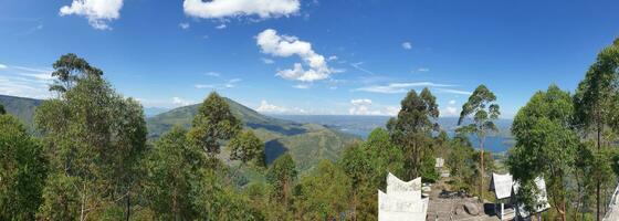 un panorama de toba lago. foto