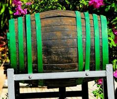 un de madera barril con verde y púrpura flores foto