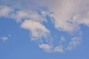 cielo azul con algunas nubes foto