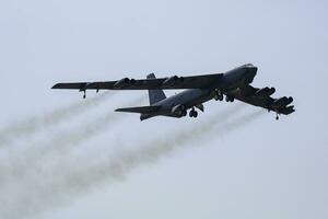 b-52 militar bombardeo chorro avión a aire base. estratégico aire fuerza vuelo operación. aviación y aeronave. aire defensa. militar industria. mosca y volador. foto