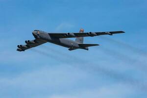 nosotros aire fuerza boeing b-52 estratofortaleza estratégico bombardeo avión a aire base. militar aeronave. aviación industria. mosca y volador. foto