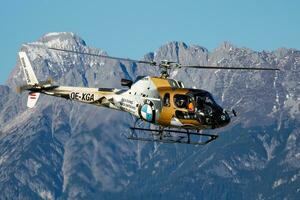 comercial helicóptero a aeropuerto y aeródromo. helicóptero general aviación industria. civil utilidad transporte. aire transporte. mosca y volador. foto