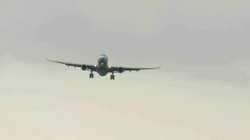 Aufnahmen von Jet Flugzeug Annäherung zum Landung. unkenntlich Verkehrsflugzeug fliegt video