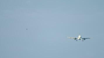 imágenes de pasajero avión que se acerca aterrizaje. comercial avión en el cielo. turismo y viaje concepto video