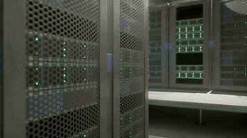 tiro di corridoio nel Lavorando dati centro pieno di cremagliera server e supercomputer video