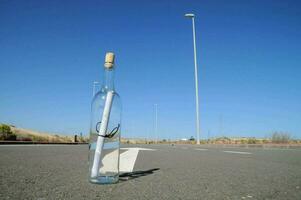 un mensaje en un botella en el la carretera foto