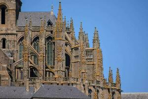 el gótico arquitectura de el catedral en Santo - Amanda, Francia foto