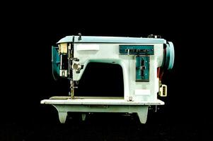 un Clásico de coser máquina en un negro antecedentes foto