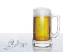 Bière verre et la glace cubes. transparent Contexte png