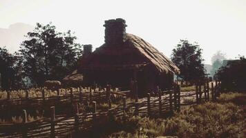 hermosa antiguo Roca casa en bretaña video