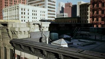 cidade pôr do sol Visão a partir de telhado do arranha-céu edifícios video