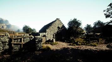 een oud verlaten boerderij huisje Aan bodmin Moor in Cornwall - wijnoogst effect video