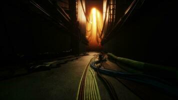 eléctrico alambres en el túnel con ligero video