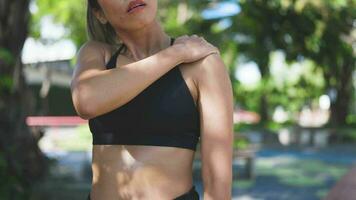 kvinna har axel smärta efter över tränar. modern begrepp av självhälsa vård. video
