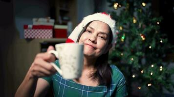 Frau einladend Kaffee zu trinken beim Zuhause video