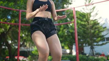 femme fonctionnement en plein air image de le jogging coureurs dans le ville centre video