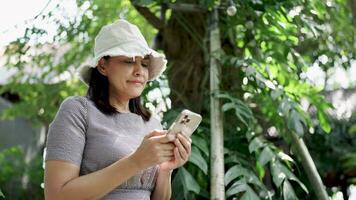 mujer mecanografía un mensaje en un móvil teléfono video