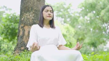 mujer relajante en vacaciones, haciendo yoga video