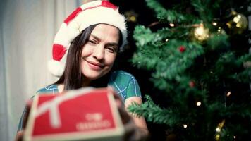 mujer en pie en frente de cámara entregando regalos en Navidad festival video