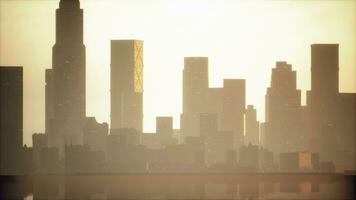 stadens centrum stadsbild på solnedgång i dimma video