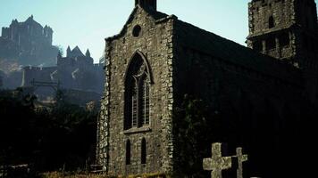 un antiguo Iglesia en un místico niebla video