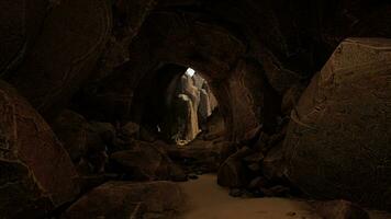 fabelhaft Aussicht von bunt Steine Innerhalb das Höhle video