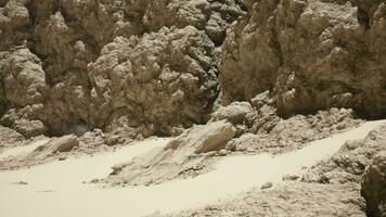une groupe de rochers séance dans le milieu de une désert video