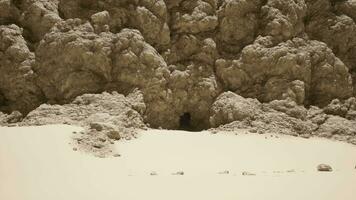 un' gruppo di rocce su un' sabbioso spiaggia video