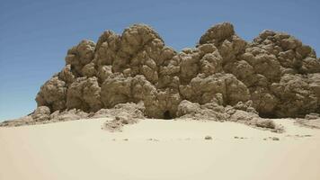 uma ampla Rocha formação dentro a meio do uma deserto video