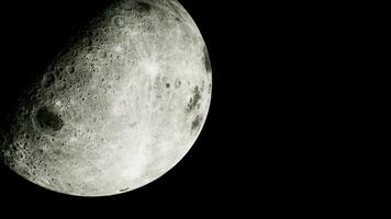 ver de el parcialmente iluminado por el sol Luna desde espacio video