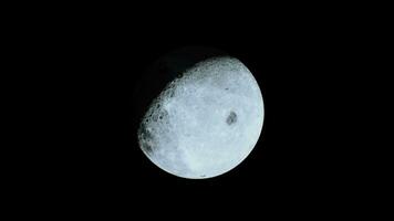 bañado por el sol lado de el Luna visible desde exterior espacio video