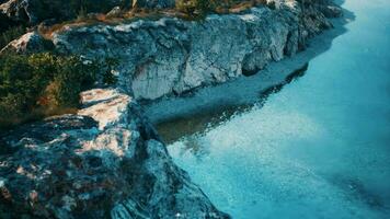 alto rocce sporgente su di il bellissimo turchese caldo mare video