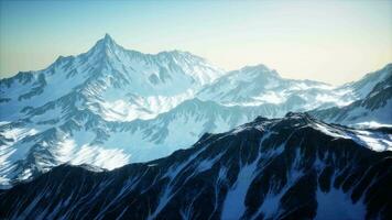lindos picos de montanhas cobertos de neve video