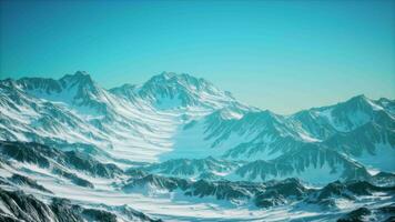antenne visie van vliegtuig van blauw sneeuw gedekt Canadees berg landschap video