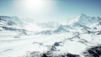 aereo Visualizza a partire dal aereo di blu neve coperto canadese montagna paesaggio video