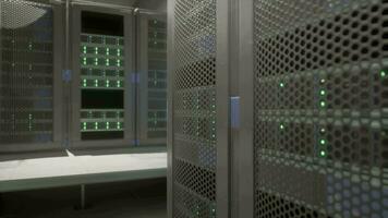 Schuss von Gang im Arbeiten Daten Center voll von Gestell Server und Supercomputer video