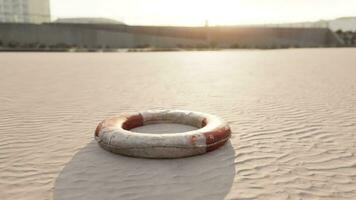 reddingsboei Aan de stad strand Bij zonsondergang video