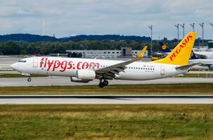 Pegaso aerolíneas boeing 737-800 tc-aaj pasajero avión llegada y aterrizaje a Munich aeropuerto foto