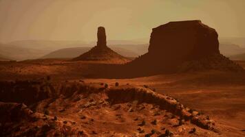 un' sbalorditivo aereo Visualizza di un' maestoso roccia formazione nel il cuore di il deserto video