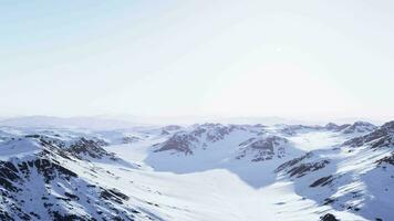 un maravilloso cubierto de nieve montaña rango en el distancia video