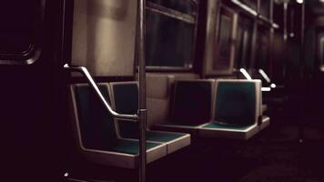vagón de metro vacío utilizando el sistema de transporte público de la ciudad de nueva york video