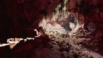 ein malerisch Höhle gefüllt mit atemberaubend Felsen Formationen und kristallklar Wasser video