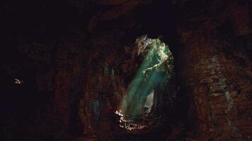 un' ipnotizzante grotta pieno con scintillante rocce video